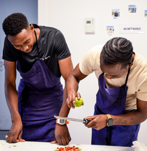 deux personnes cuisinent un plat savoureux