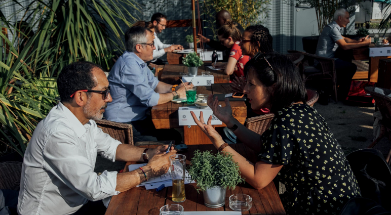 deux personnes prennent le soleil à la Guinguette