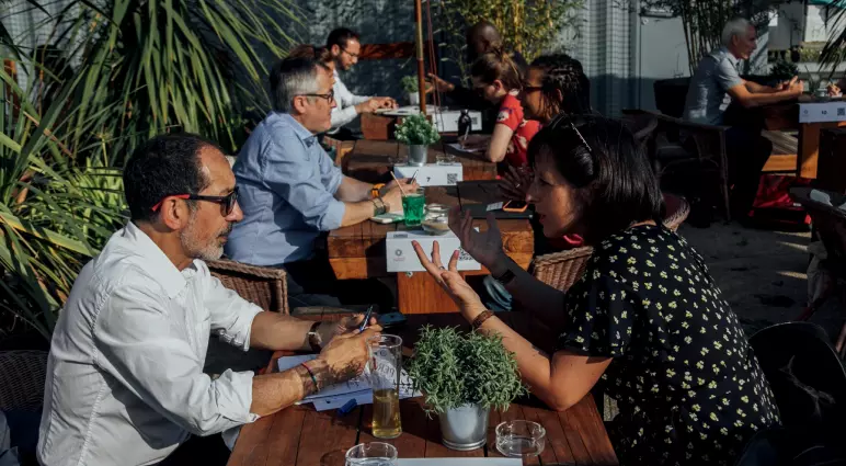 deux personnes prennent le soleil à la Guinguette